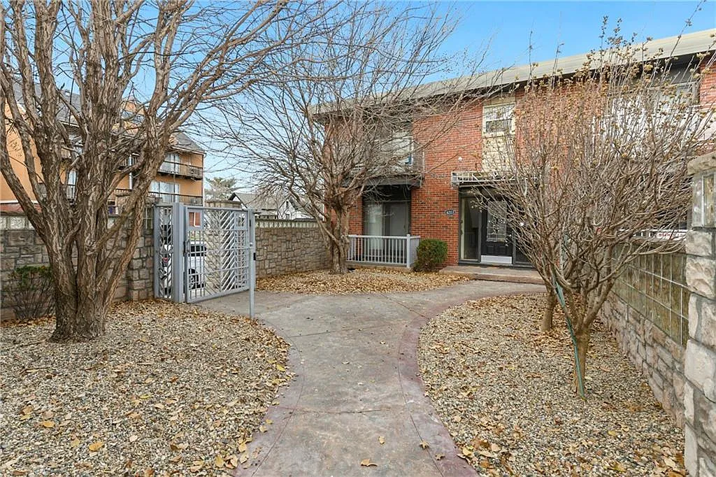 Building Photo - 4215 Clark Ave #3