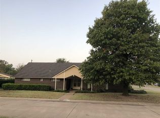 2121 Comanche Trl, Enid, OK 73703