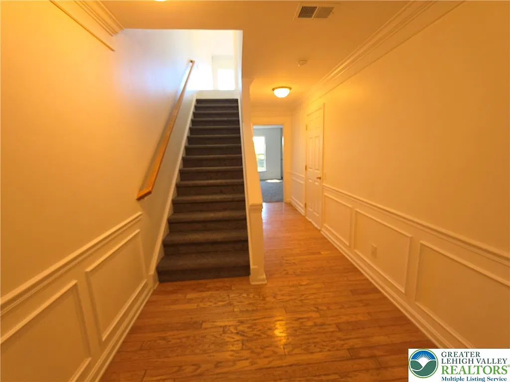 4 bed, 2.5 bath, 2032 sqft, $2,600 — Photo 4