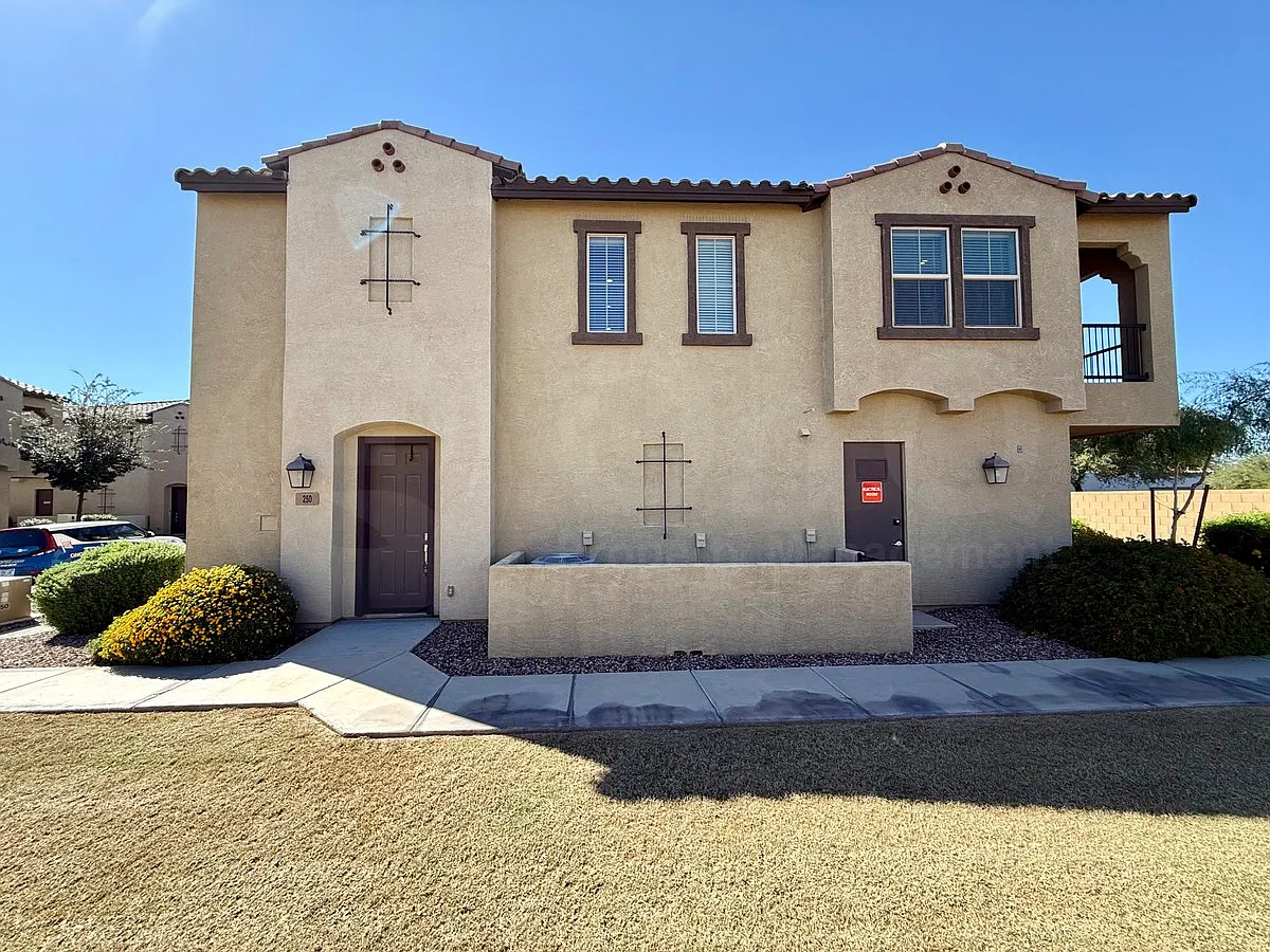 3 bed, 2.0 bath, 1548 sqft, $2,200 — Photo 2