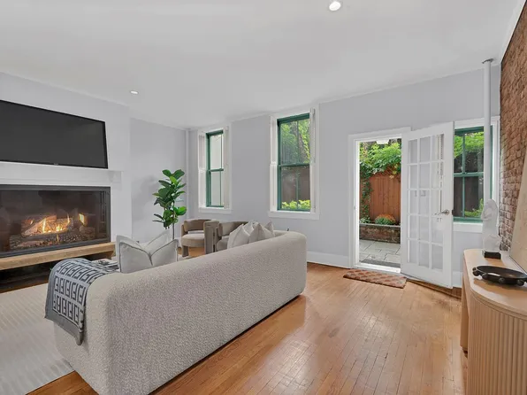 256 W 21st St #1G, New York, NY 10011