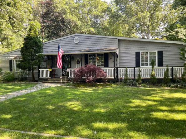 40 Madeline Road, Ridge, NY 11961