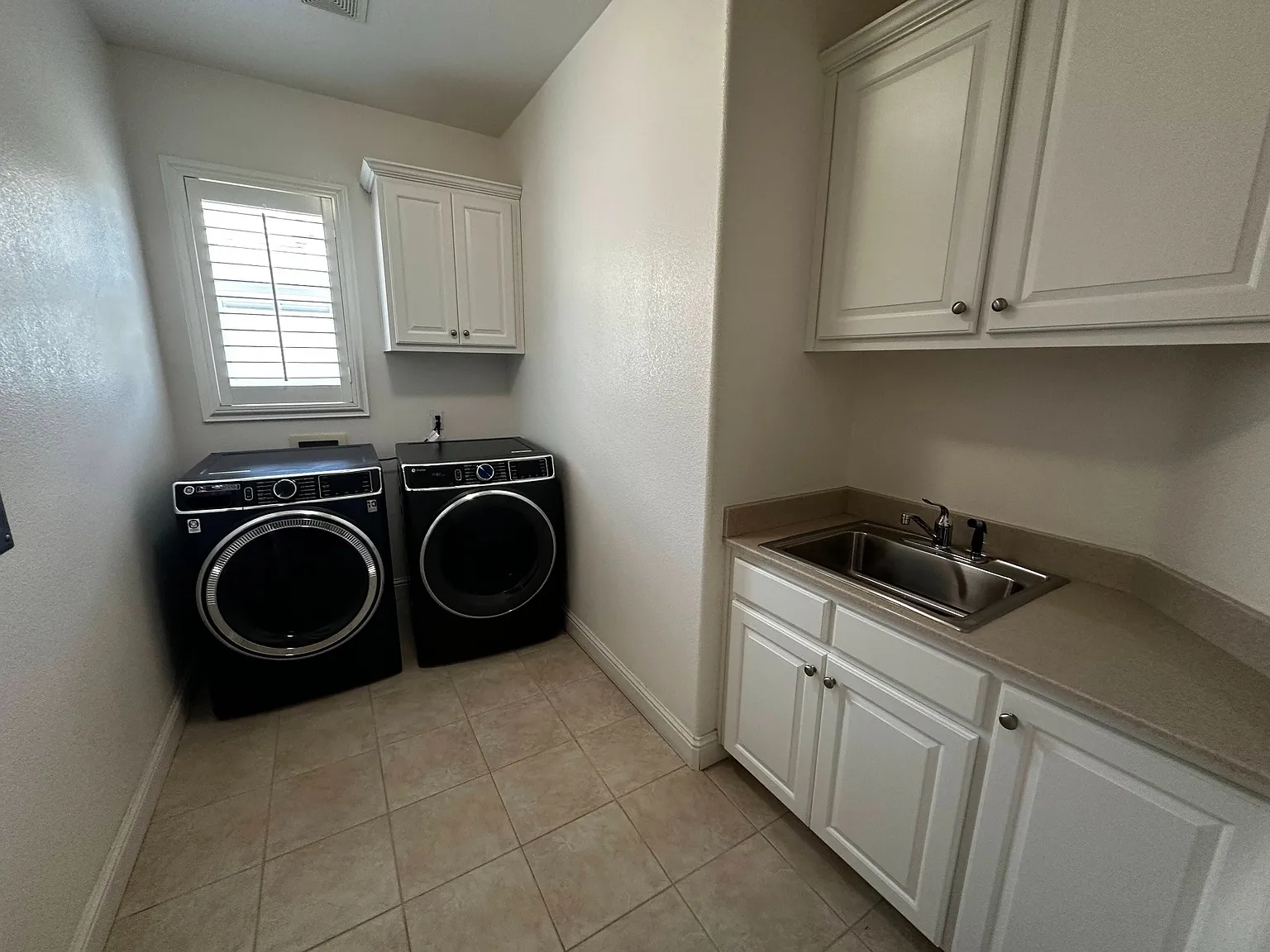 5 bed, 4.5 bath, 3489 sqft, $5,995 — Photo 3
