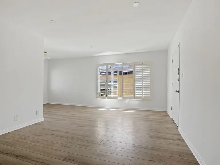 943 6th Street in Santa Monica - North of Wilshire and only 6 blocks to the beach! — Photo 2