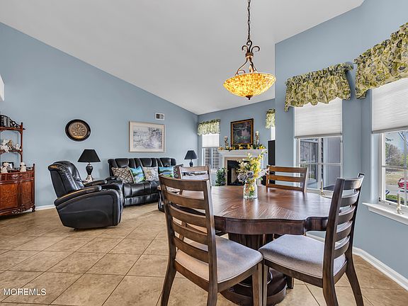 5th image of 1039 Canterbury Drive #A