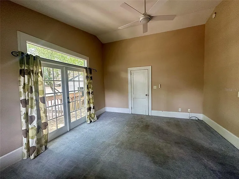 1900 E Jefferson St — Photo 22