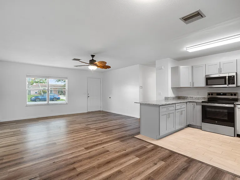 2331 NE 15th Ct — Photo 3