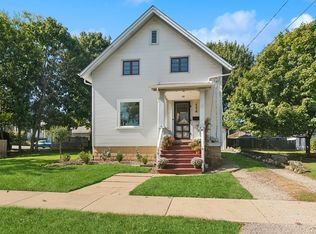 114 Harrison St, Barrington, IL 60010