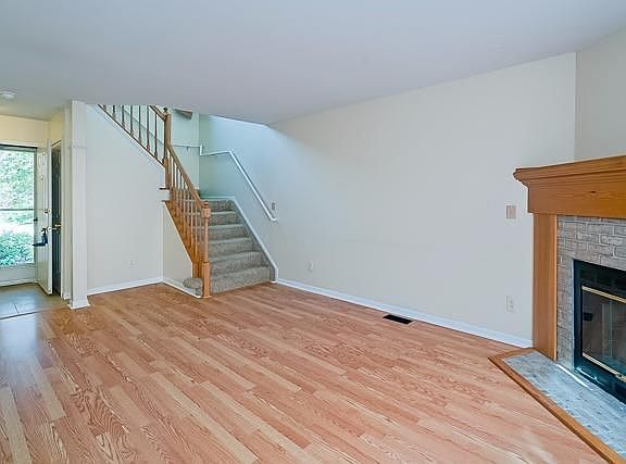 5th image of 3133 Village Cir