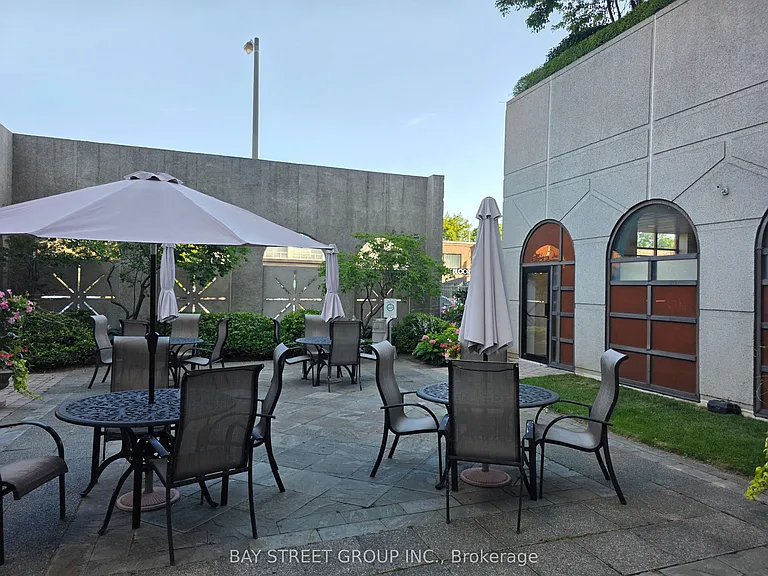 1 Aberfoyle Cres #2011 — Photo 32