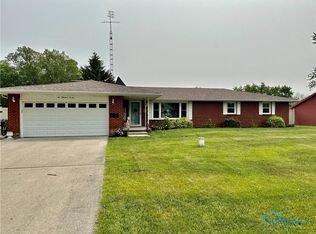 215 Lakeview Dr, Defiance, OH 43512