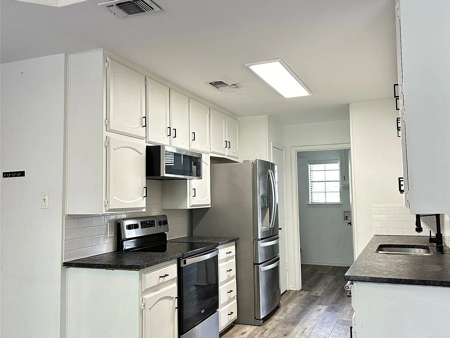 3 bed, 2.0 bath, 1958 sqft, $4,000 — Photo 2