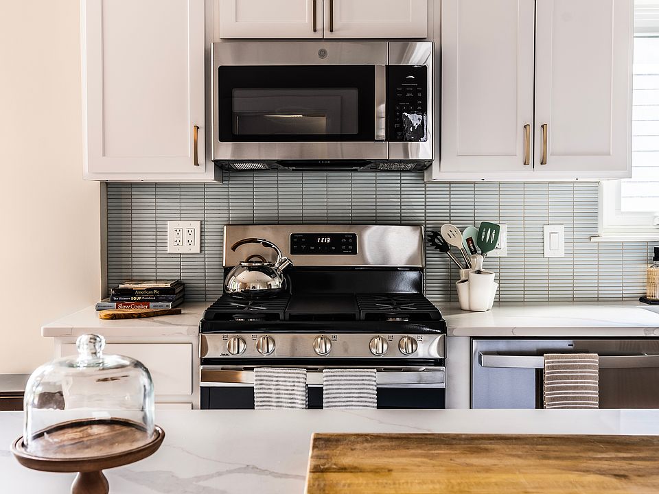1st image of 2112 W Leland Ave #2