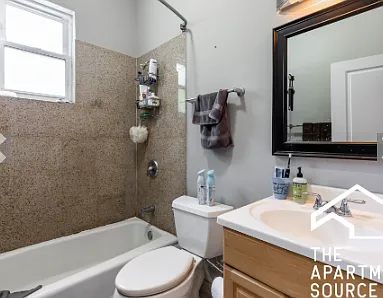 1318 W Roscoe St #2 — Photo 9