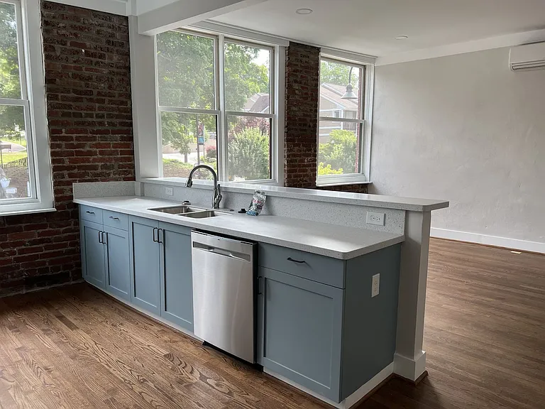 599 W King St — Photo 14