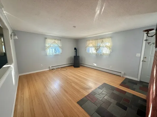 101 Honeyman Ave, Middletown, RI 02842