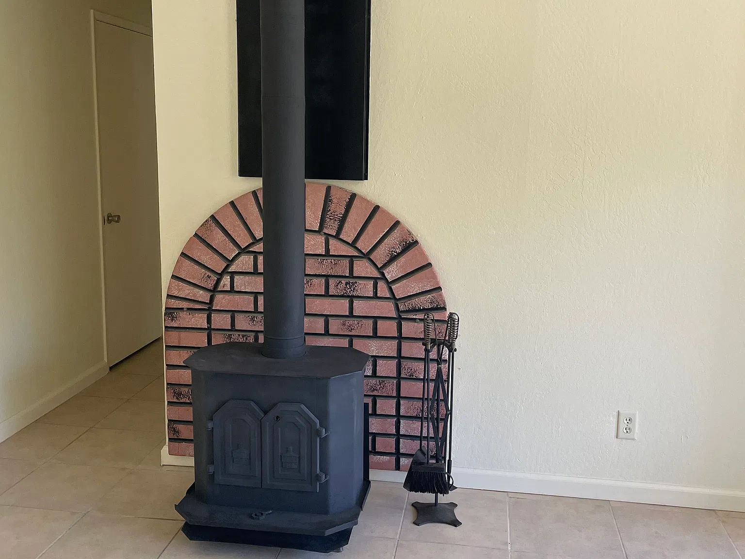 3 bed, 936 sqft, $1,470 — Photo 1