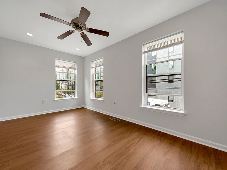 1318 Bainbridge St — Photo 10