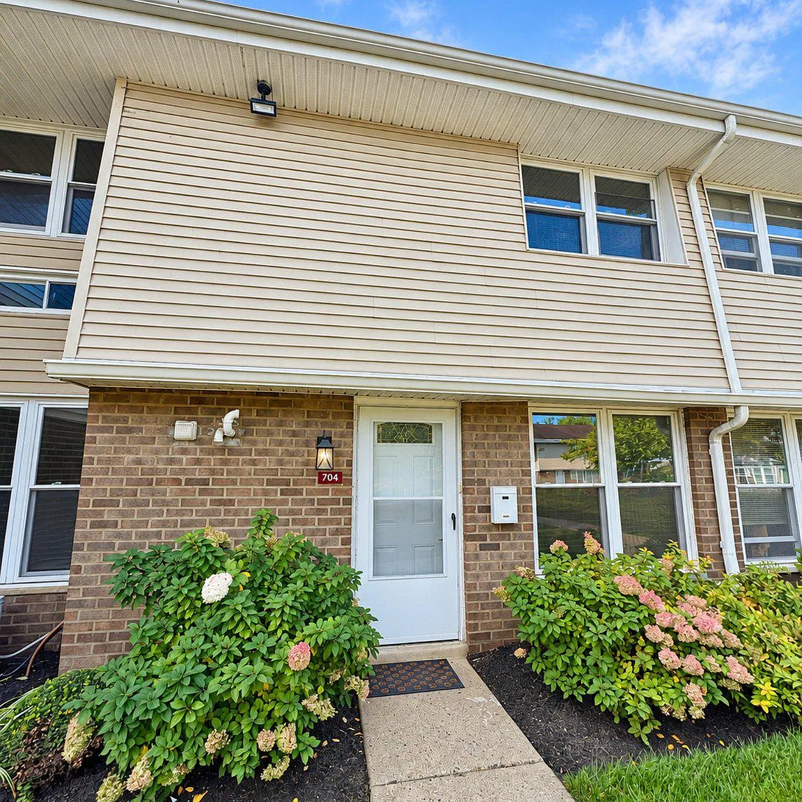 2 bed, 1.5 bath, 1133 sqft, $1,800 — Photo 1