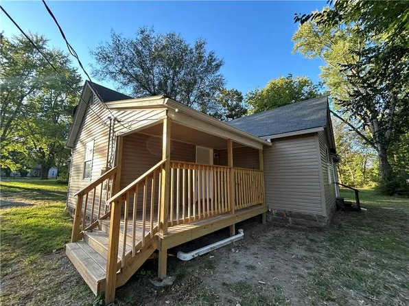 802 E Jackson St, Windsor, MO 65360