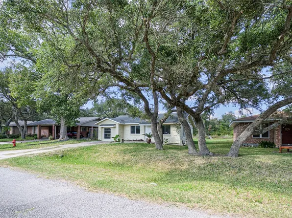 123 Cenizo St, Rockport, TX 78382