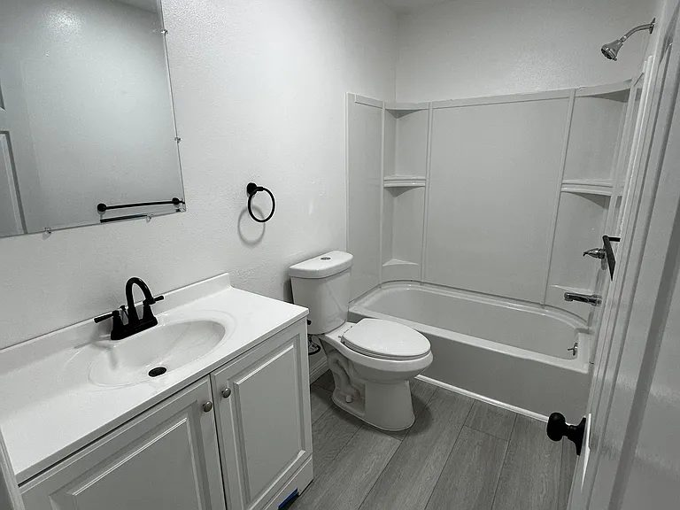 E Madison St — Photo 10