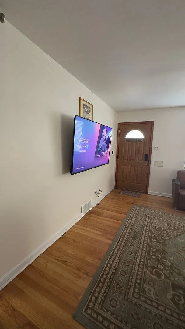 Charming 2BR House in Aurora — Photo 3