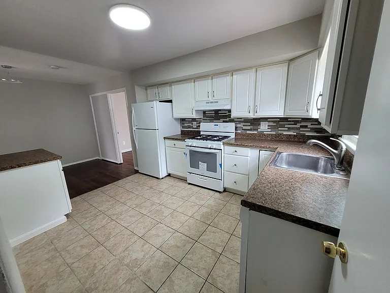 1043 Welsh Dr — Photo 2
