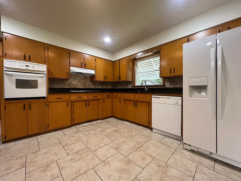 2250 S Virginia Ave — Photo 7