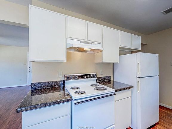 4th image of 701 Balcones Dr APT 33