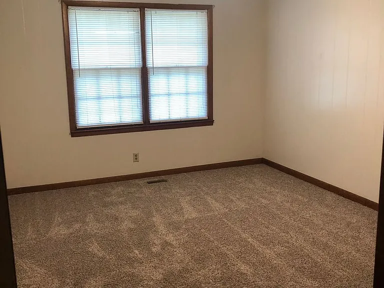 880 Locke Dr — Photo 5