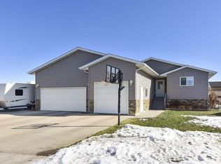1805 26th St SW, Minot, ND 58701
