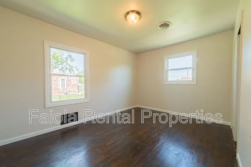 3 bed, 1.0 bath, $2,000 — Photo 4