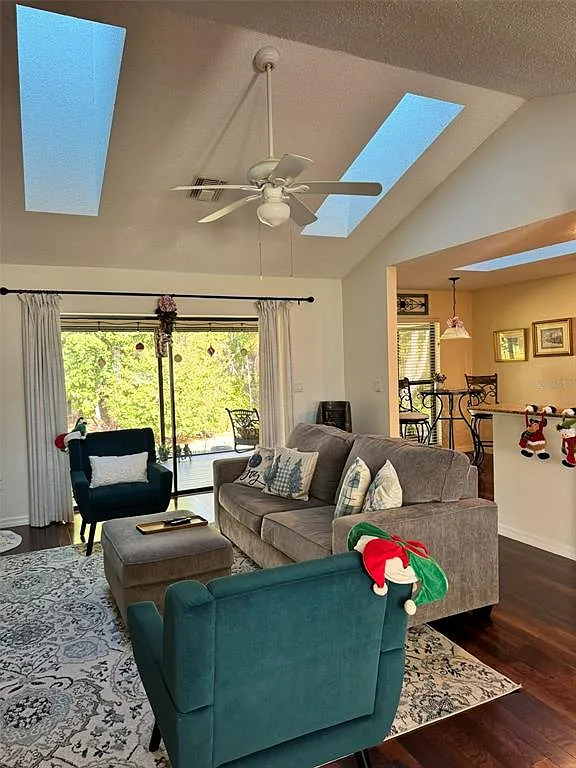 3 bed, 2.0 bath, 1614 sqft, $2,995 — Photo 3