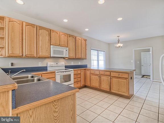 4th image of 96 Woodrow Dr