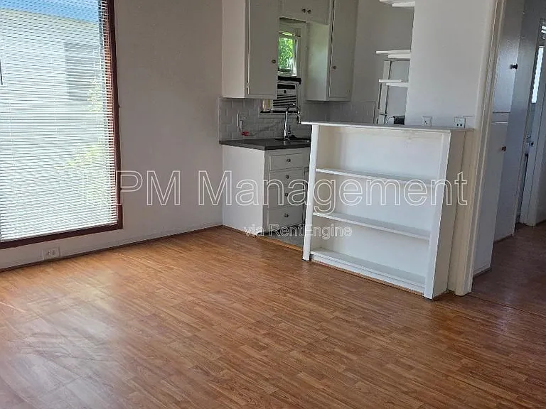 1909 N Beachwood Dr #12 — Photo 2