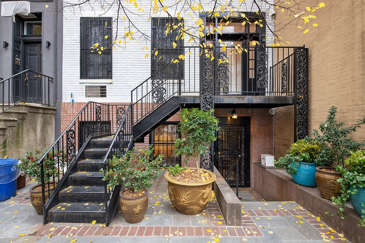 Building Photo - 302 E 30th St #1/2