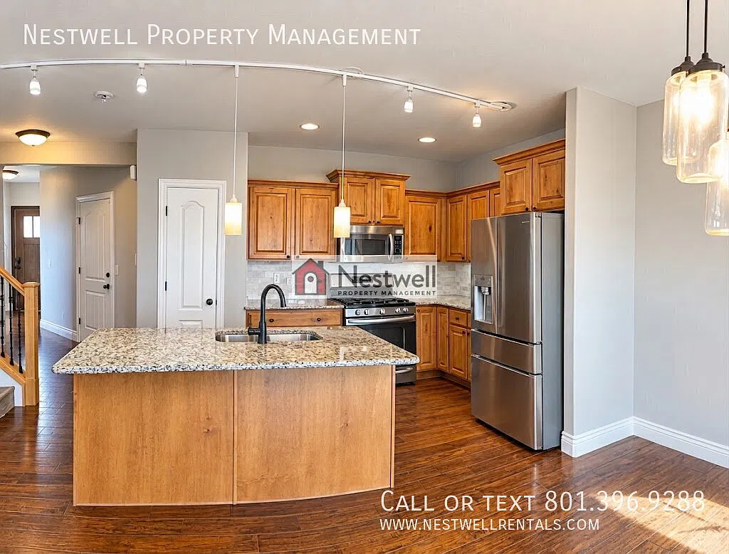 Spacious end-row townhome in the SunCrest area of Draper! — Photo 2