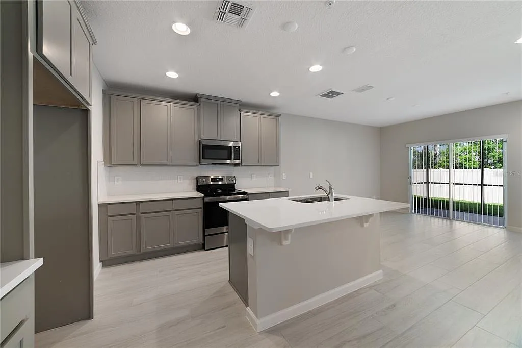 3 bed, 2.5 bath, 1569 sqft, $2,150 — Photo 3