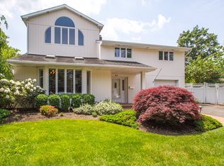 39 Mildred Ct, Plainview, NY 11803