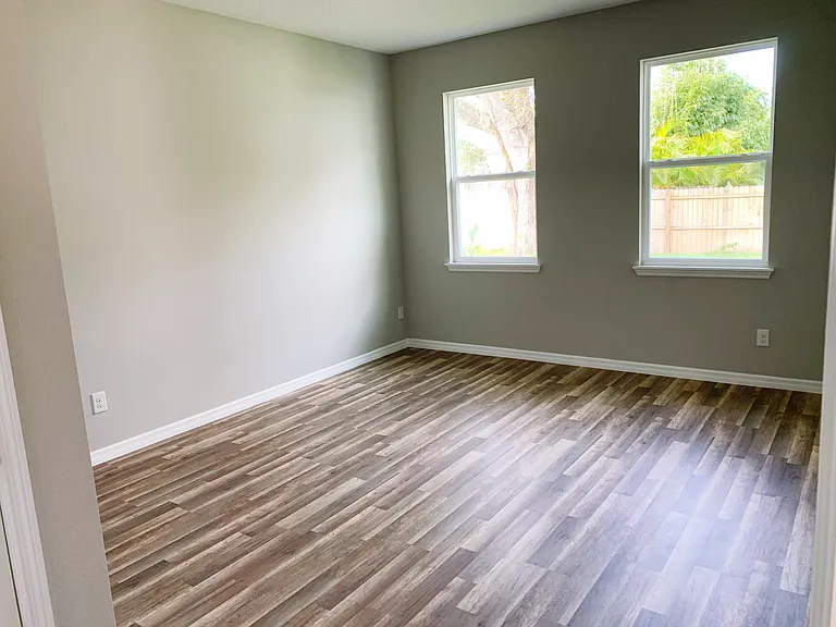 1034 Herman Ave — Photo 6