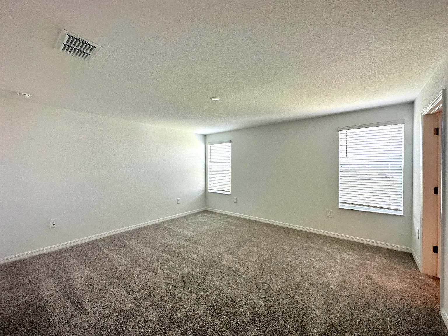 5 bed, 2.5 bath, 2216 sqft, $4,000 — Photo 3