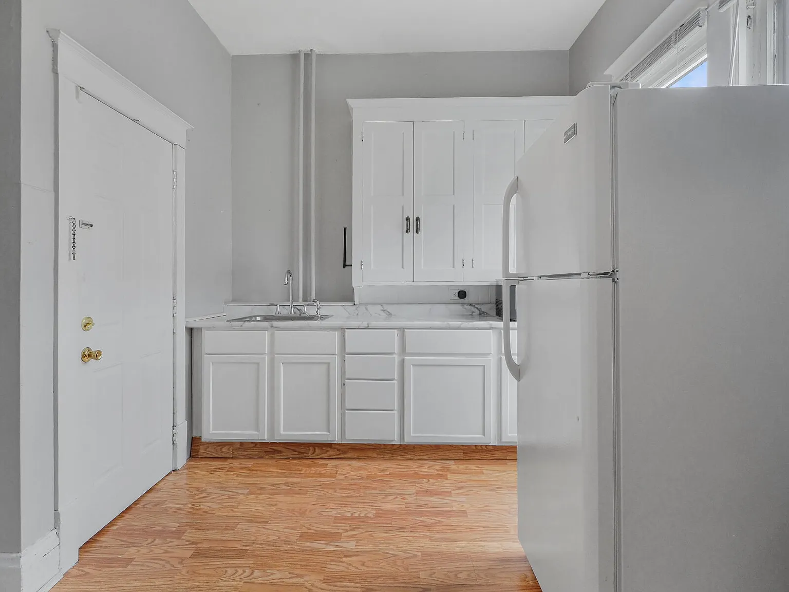 3 bed, 2.0 bath, 1600 sqft, $2,200 — Photo 4