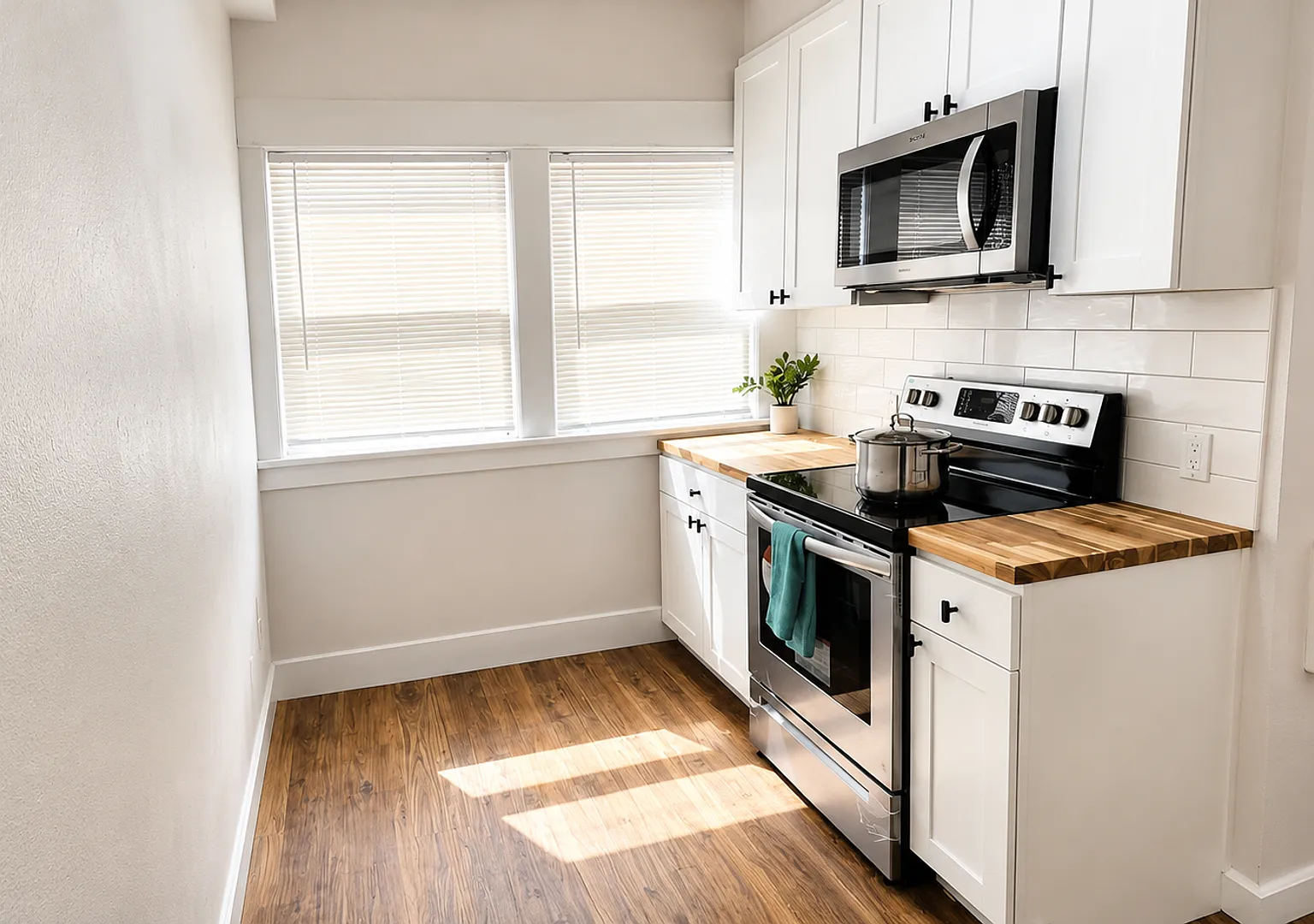 Adams Apartments — Photo 4
