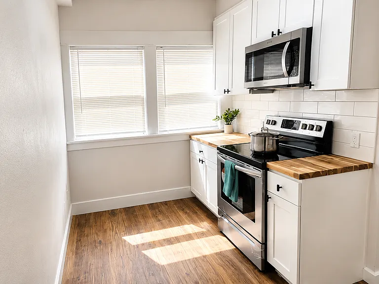 Adams Apartments — Photo 4