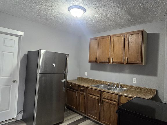 3rd image of 2426 Cypress Ave