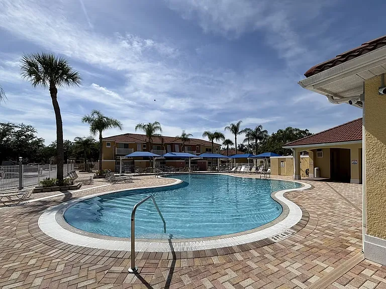 1037 Park Ridge Cir — Photo 2