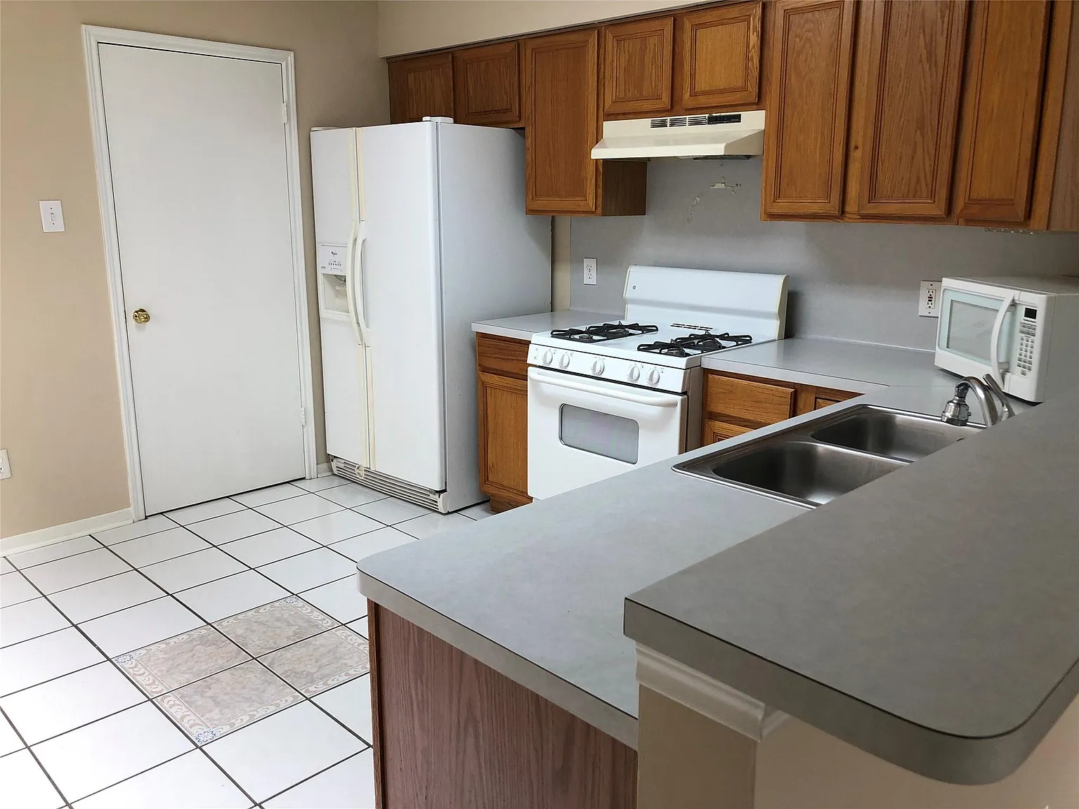 3 bed, 2.5 bath, 1740 sqft, $1,900 — Photo 4