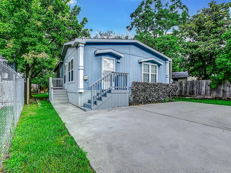 11313 Delman St — Photo 3