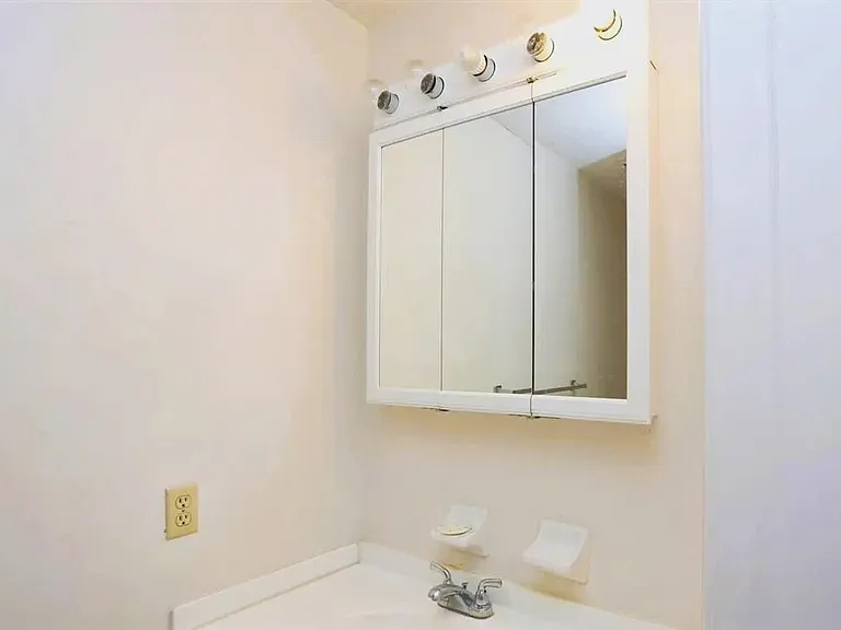 220 Elizabeth St #D4 — Photo 6